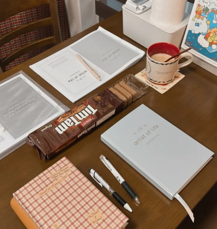 和先生一起坐在餐桌寫Workbook