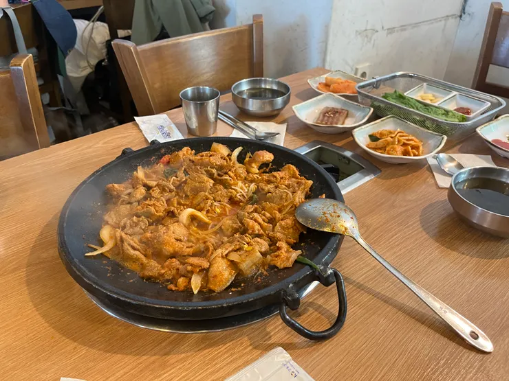 韓國壽喜燒首先上桌的是辣炒豬肉，可以用生菜包著吃