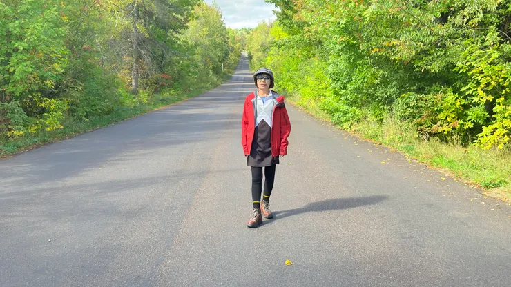 這是出發點要靠右開到看似坡底的白色柱子處