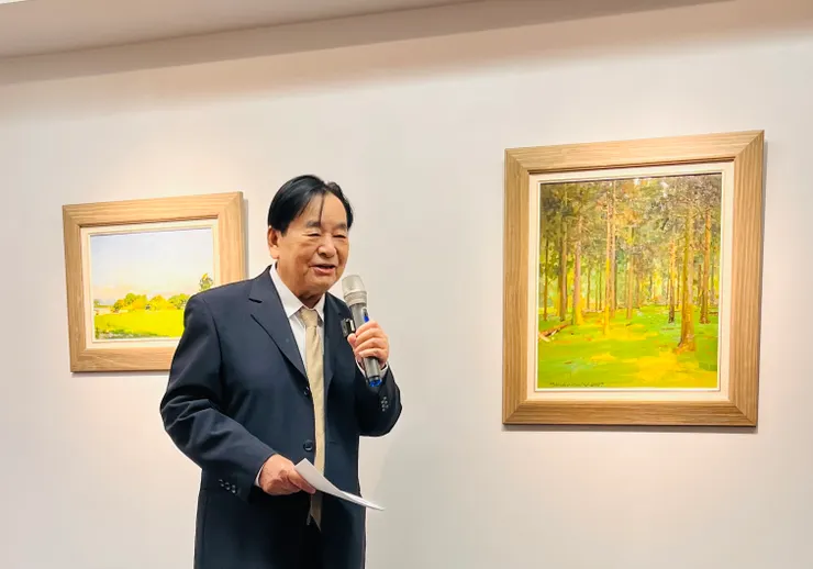 冉老師笑著說，這片樹林在邀請他。