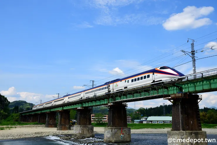 E3系加班車通過風光明媚的小國川橋