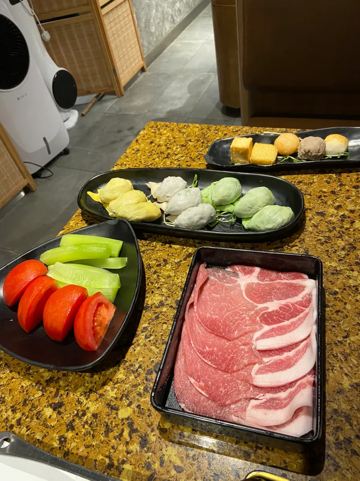 三款水餃、黑毛豚肉片、蔬菜和一些丸