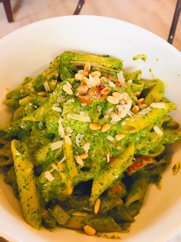 烤松子青醬雞肉斜管麵