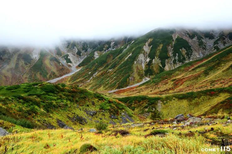 立山自古以來便因宗教信仰聞名，如今更以壯闊的火山與冰河等高山美景吸引來自海內外的遊客造訪。