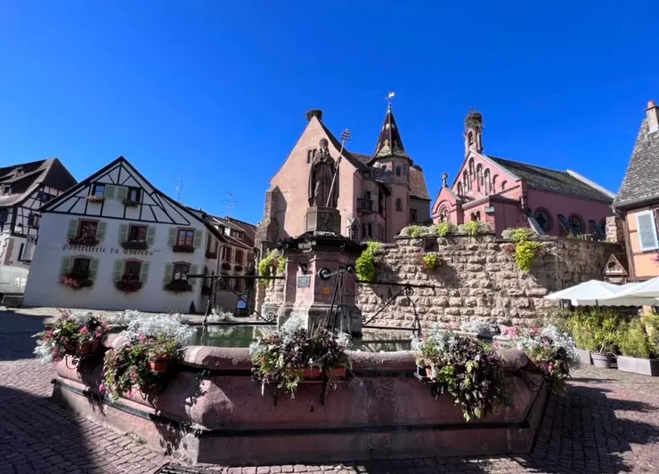 教堂附近也是觀光客匯聚的地方