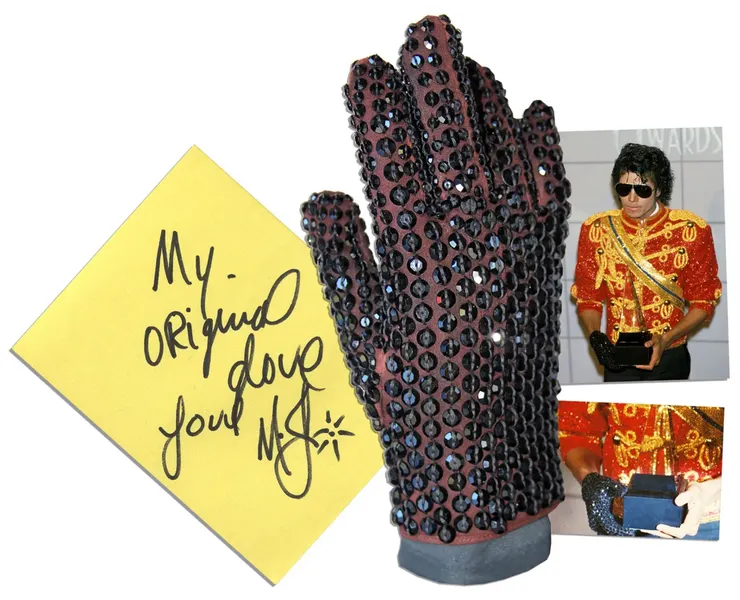 麥可傑克森的水鑽手套／來源：Nate D. Sanders Auctions