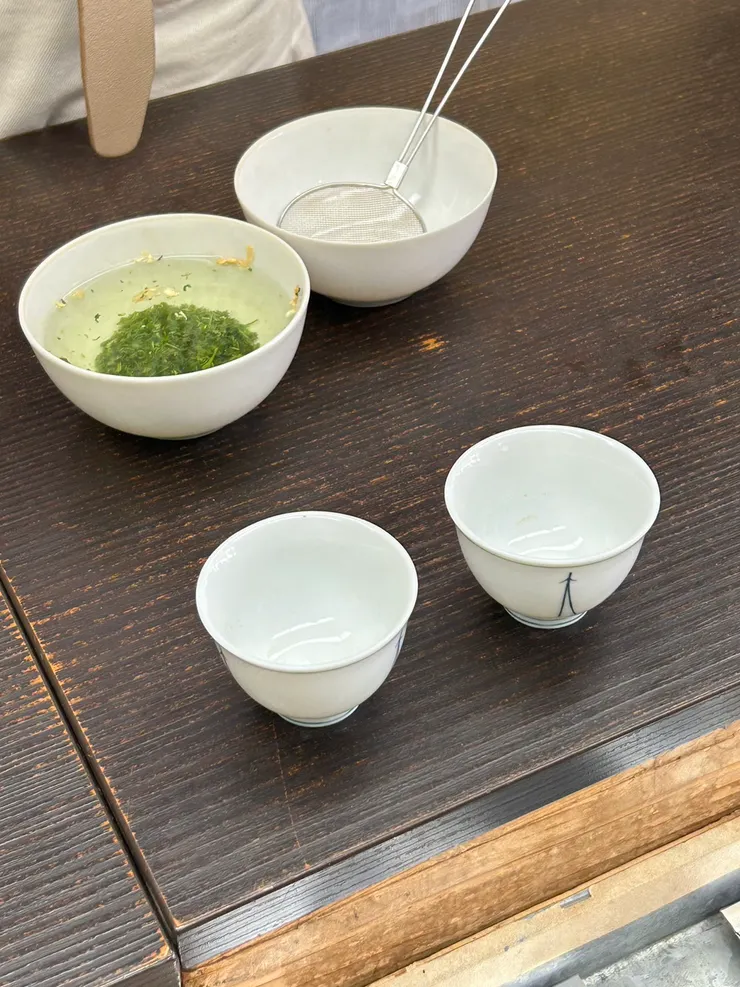 魔術師般的手法倒出兩杯日本茶:)