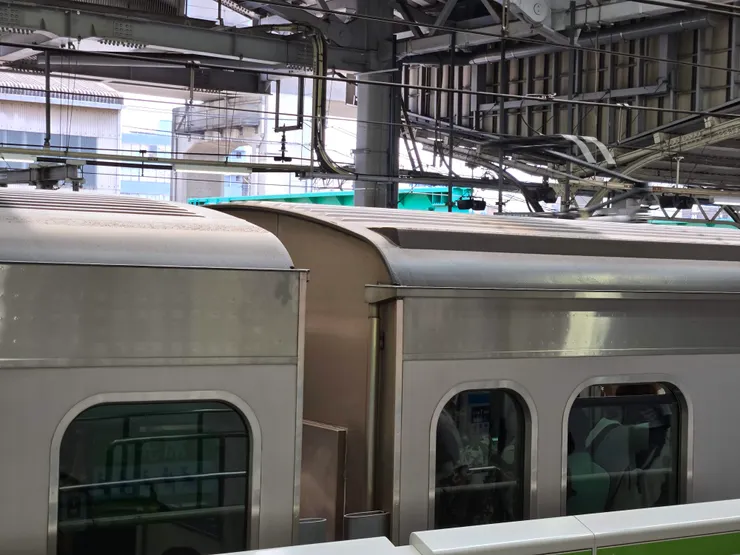 E235系新造車(左);E235系-4600番台(右)