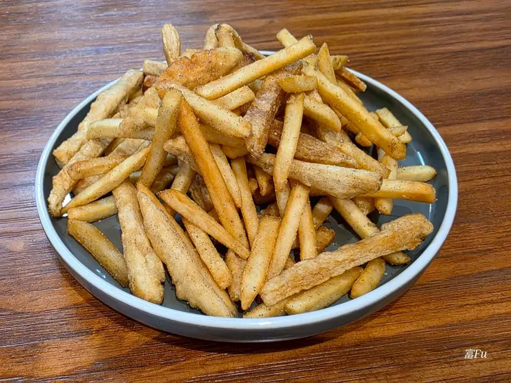 G套餐(細薯+黑輪片)。炸功很強! 細薯我覺得比麥當勞的還要好吃，罪惡系必點。可惜套餐限定細薯，美式脆薯只能單點。