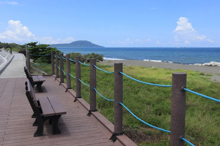 堤防上的看海頭等席長椅