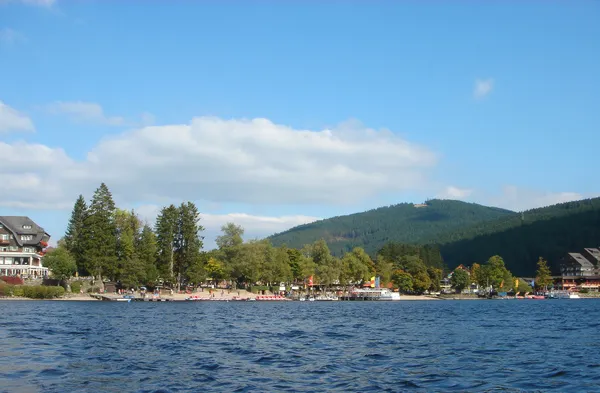 在湖中央回頭看到的小鎮