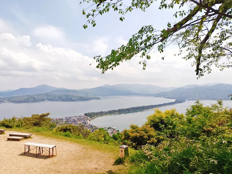 傘松小倉屋旁休憩所前景致