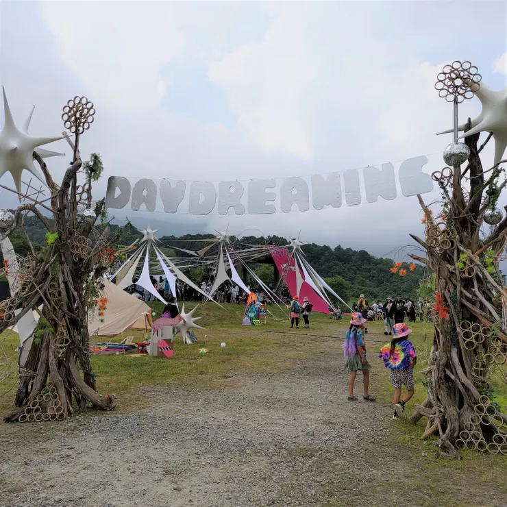 搭乘票價2000日幣的纜車，越過11個山頭後就來到海拔1600公尺高的驚奇會場。點閱下方影片可以看到更多纜車和白日夢會場的影像哦！