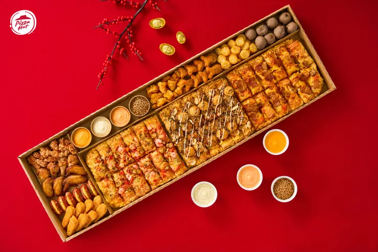 必勝客春節限定「一公尺派對盒 好運醬淋」澎派集結3款比薩×8款人氣副食×4款沾醬