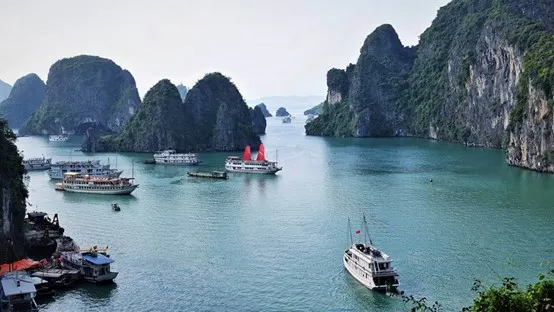 (圖說：英雄島山頂俯視下龍灣美景 由合作業者提供)