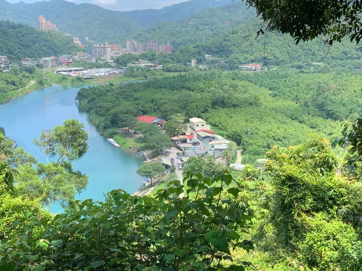 靈靈：從這裡就可以看到渡船頭喔。