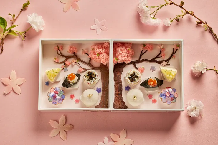 圖2、以頂級法芙娜巧克力手工打造的「巧克力櫻花樹」，彷彿置身櫻花樹下，感受花瓣輕落的愜意片刻。