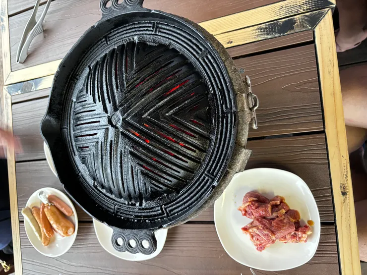 看到成吉思汗的烤盤端上來，就開始流口水了！