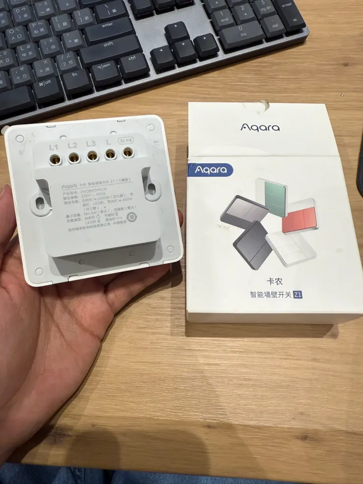 陸規的正方形開關，要從淘寶買Aqara的話千萬要注意底盒的尺寸