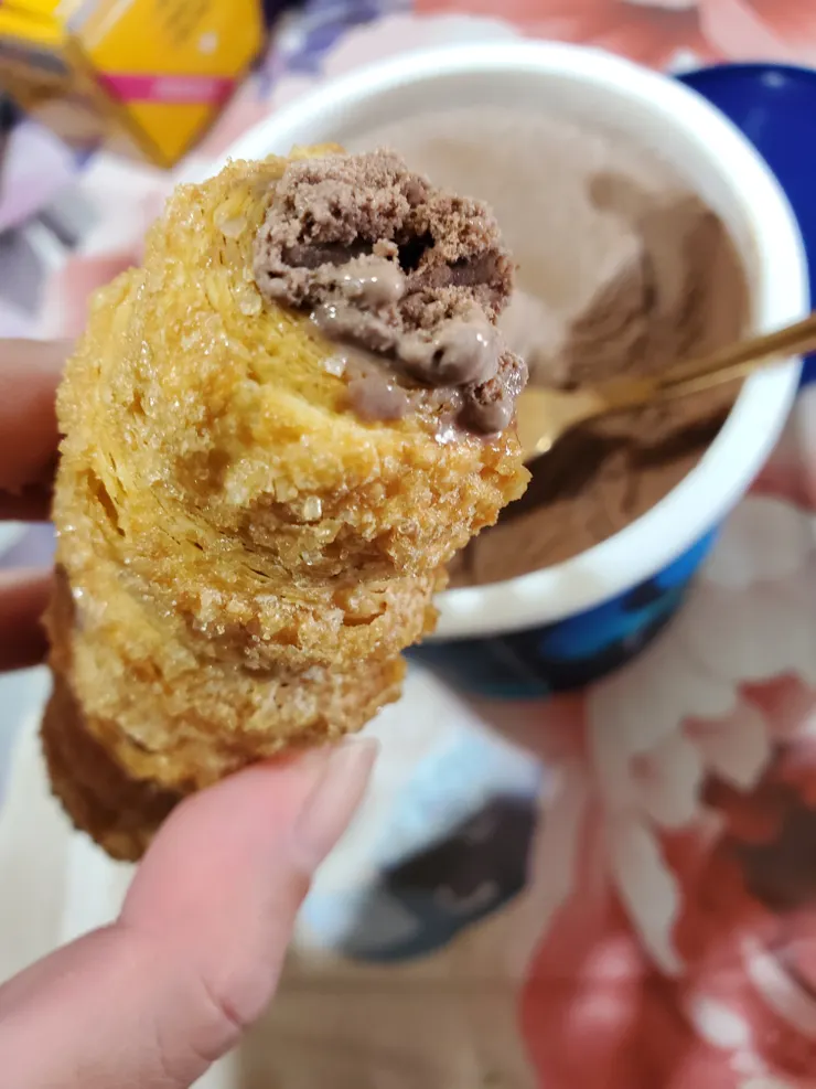 把巧克力冰淇淋填滿