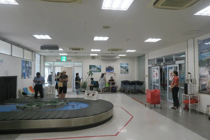 非常迷你的行李轉盤，一半在室內、一半在室外