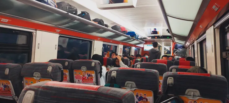 週五的晚上搭車人潮特別多