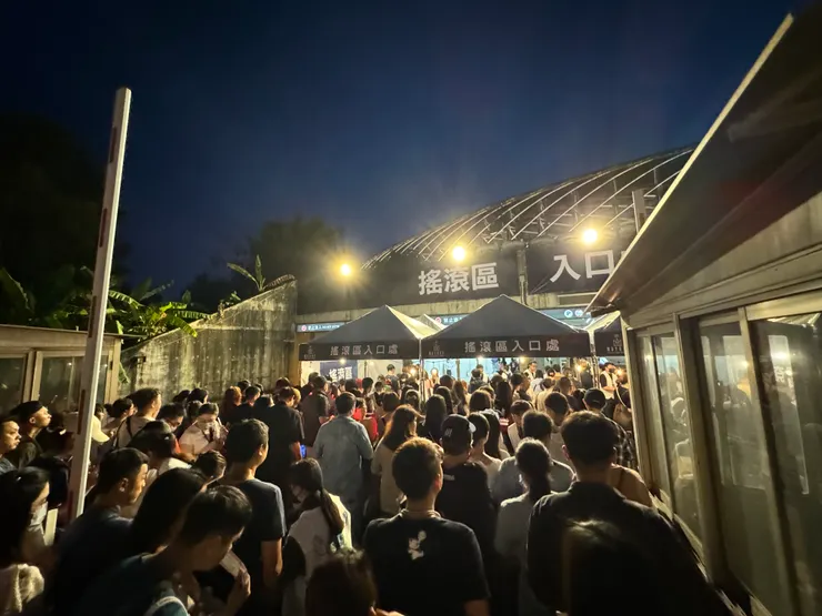 已經開唱了，還有一堆人在外等著進場（我也是遲到的一員）