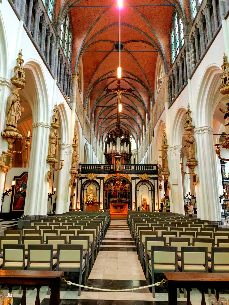 【聖母教堂內部】