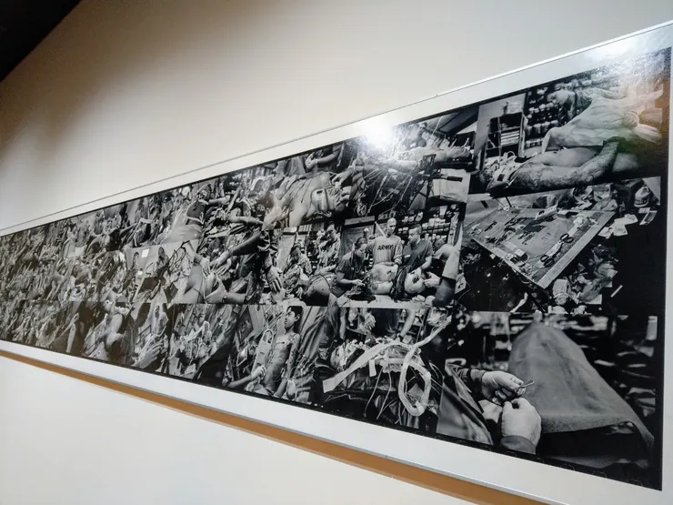 戰場上的照片，包含醫護人員與傷患