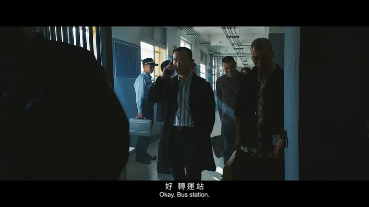 這位講衛星電話的看起來也是要角，不然應該不會有人沒事穿風衣吧(欸
