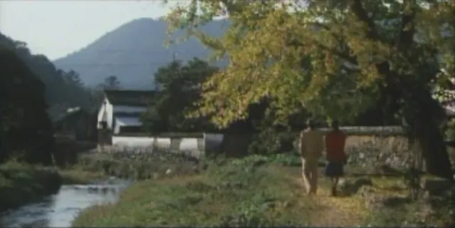 阿寅與光枝散步於溪流旁的小徑