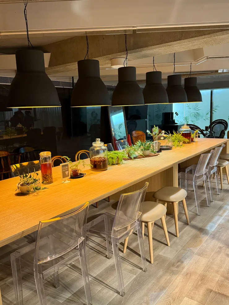 很有設計感的舒服空間,桌上還擺著梅子醋(或酒)當裝飾。