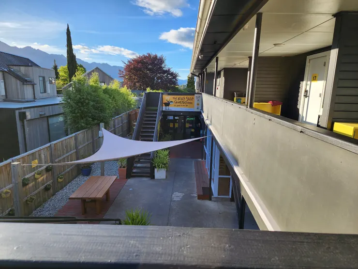 這晚的青旅The black Sheep Queenstown, 但其實沒有很愛，公共衛浴條件不佳，房間也沒有照片裡那麼乾淨，只好安慰自己城市的住宿別要求太多...