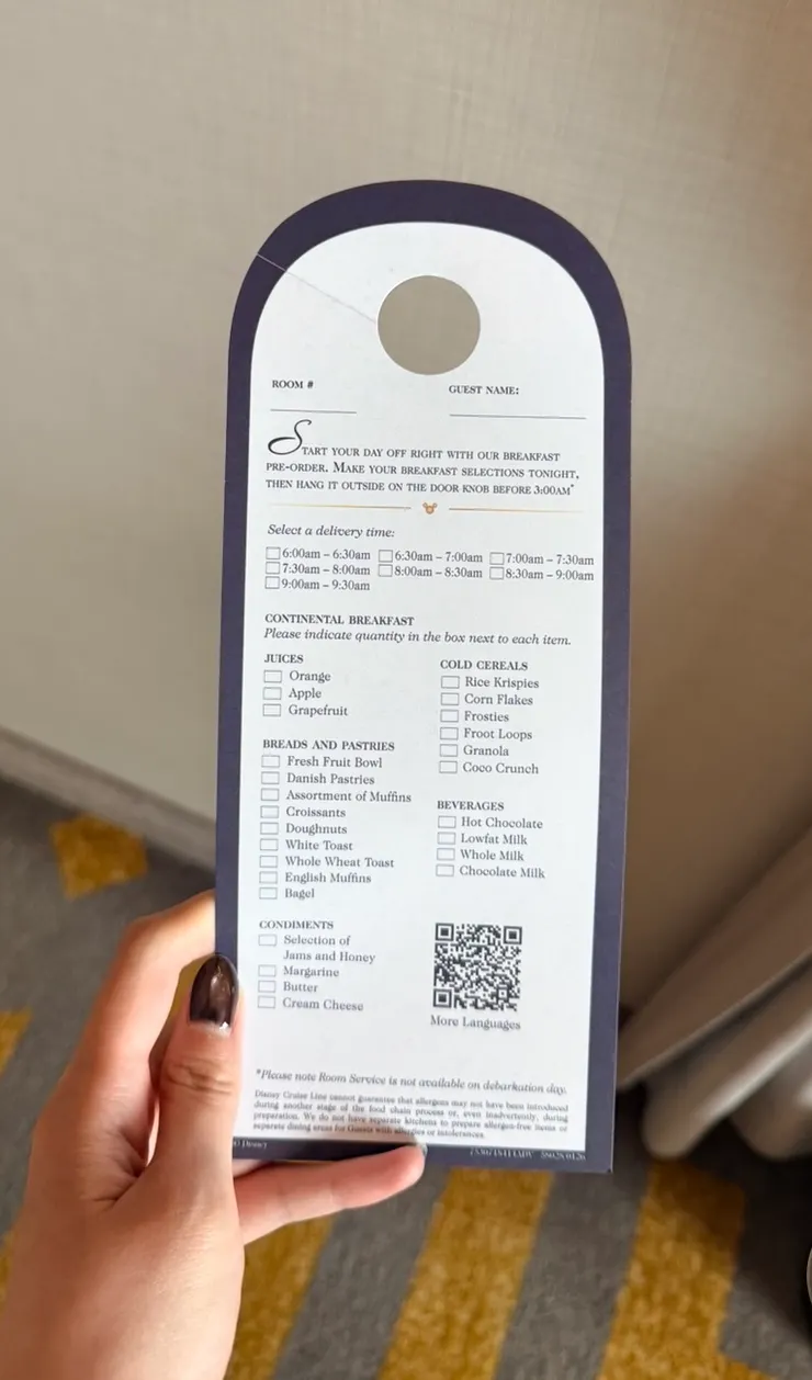 如果早餐要點客房服務的話記得要在凌晨3點前把這張掛在門口喔