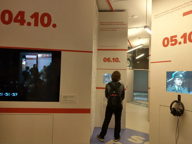 展出1989 年 12 月 5 日,德勒斯登市民和平佔領了 Bautzner Straße 的 Stasi 區委會建築。這是東德境內“人民掌握權力/監控機關被迫停止運作” 的一個具體行動。該佔領阻止了 Stasi 燒毀檔案等滅跡行動(十一月中已開始秘密銷毀部分文件)。