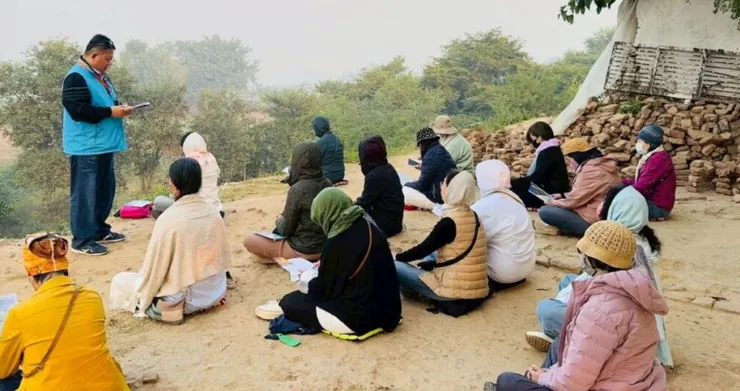 印度朝聖清晨修持共修場景