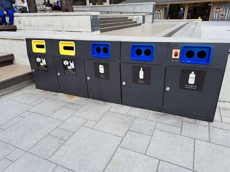 竟然有分類得很詳細的垃圾桶!