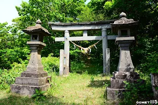 第三個鳥居，接下來的路幾乎就在稜線上前進