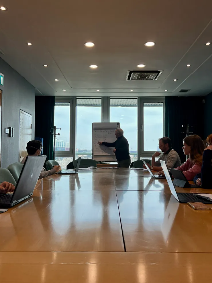 在當地的短期愛爾蘭語課程，老師上課著重於口說對話，但對於學習習慣先熟悉字母發音的我來說，有點困難。 (Joy 攝於 College Green)