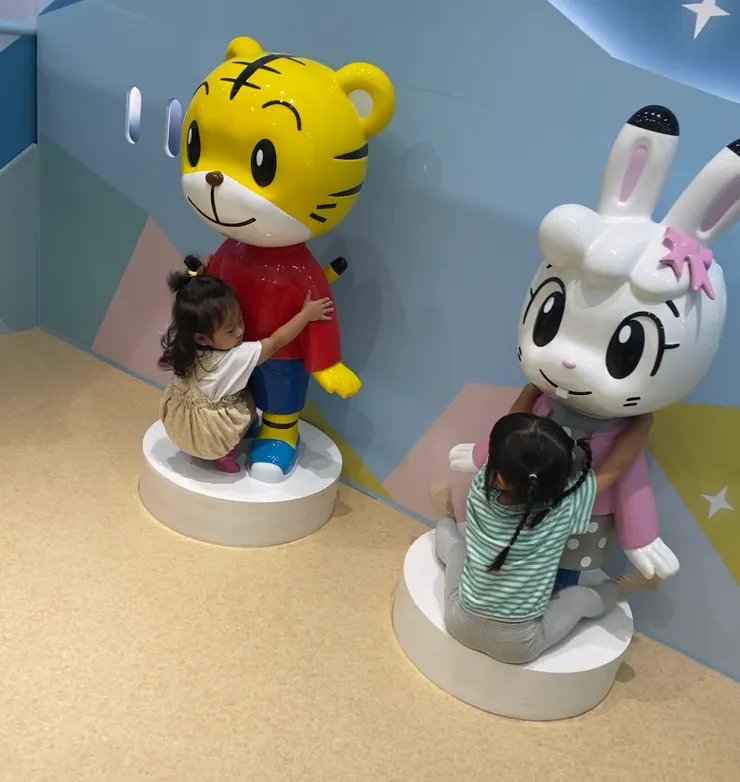 見到巧虎立馬撲上去