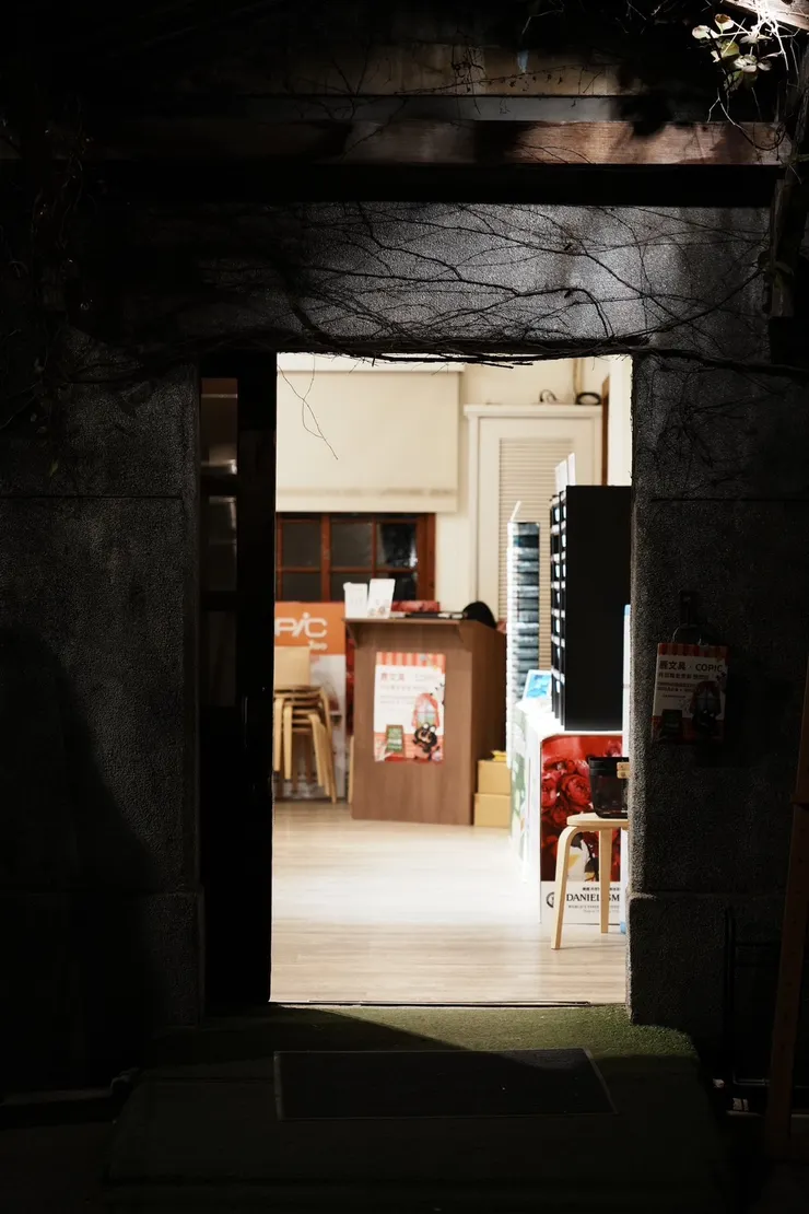 黑夜的牆壁和門內的亮光，有著有趣的對比