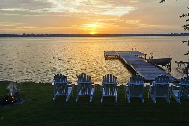 典型的湖濱黃昏景色。(網路圖片）