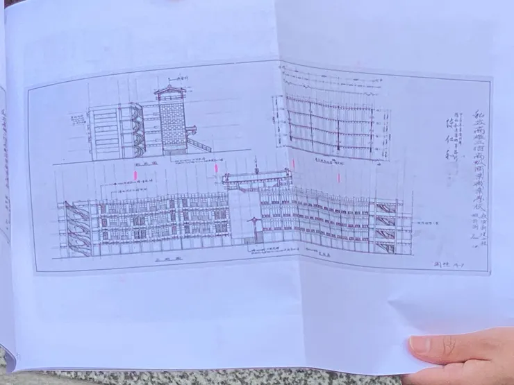 粉紅螢光筆點出了波谷就是伸縮縫的位置