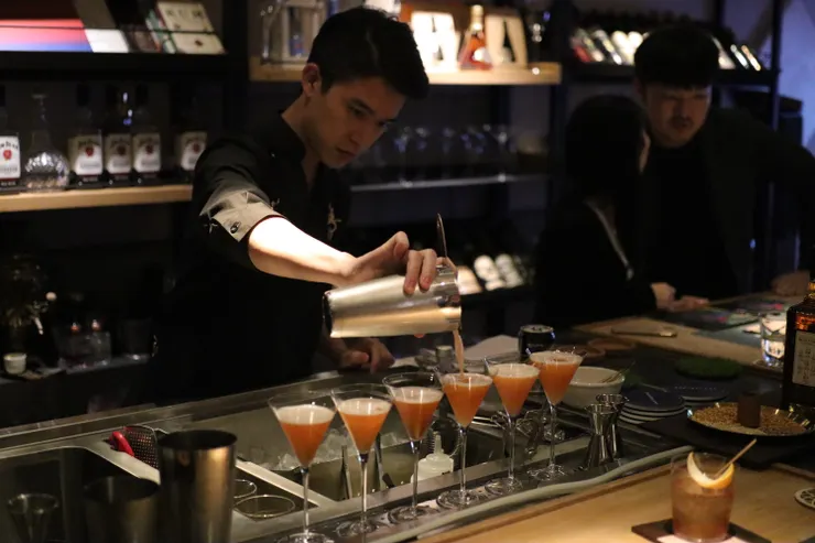 圖為Ken製作經典調酒「紙飛機」的照片 攝於去年10月 筆者記得是用金賓波本威士忌製作