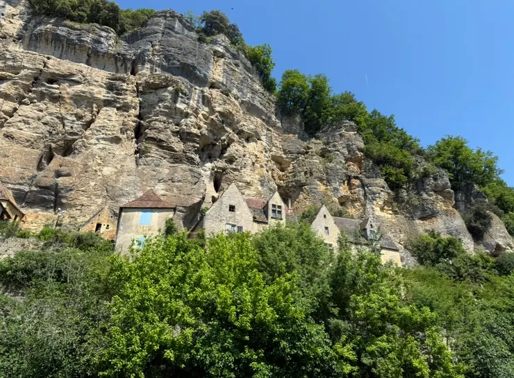 山壁𥚃，一幢幢的房舍