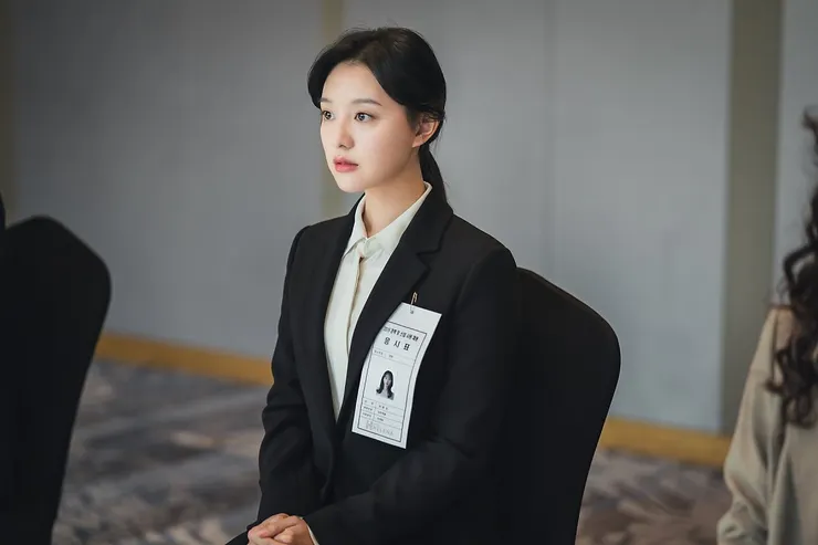 李恩梧對於從前乖巧文靜的自己、海邊奔放自由的自己感到自我迷失。