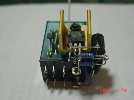 搭棚製作的開機緩衝電路，繼電器為 OMRON 製品，繼電器線圈消耗功率約為 0.8W 左右，因此在 TIP41C 上加上小散熱片