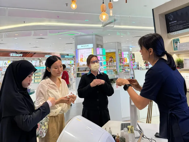 圖說:ERH美容顧問於實體櫃位,提供專業肌膚測試與護膚諮詢,提升品牌信任感。(資料來源:十藝生技)