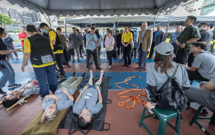 我們小組以兩人負責抬最左邊的急造擔架，路程雖短但相對考驗肌耐力與前後的配合。(圖片引用：蕭美琴 Bi-khim Hsiao)