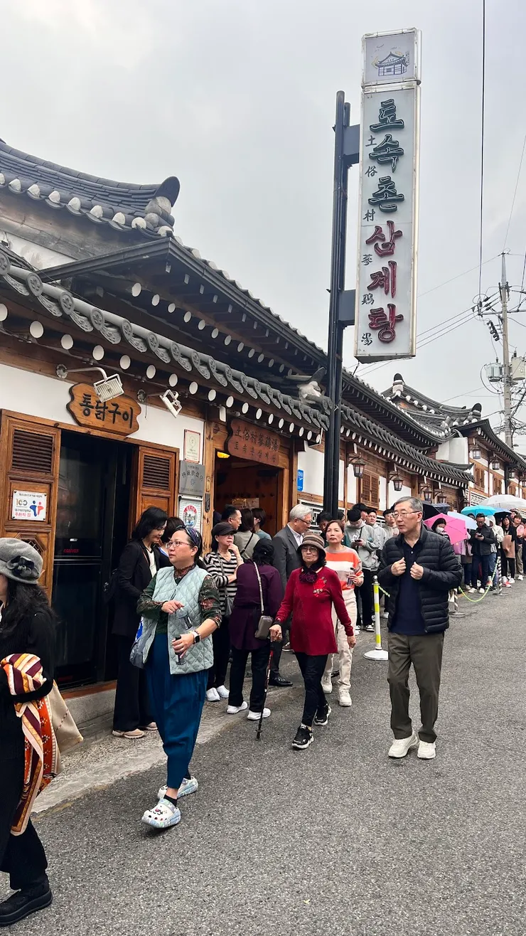 本店排隊人龍，對面還有別店。